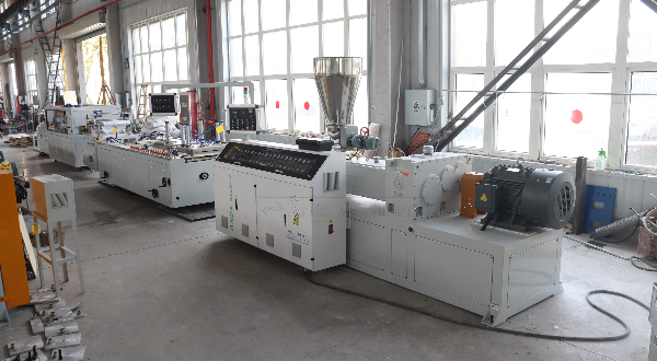 Linha de produ&ccedil;&atilde;o de painel de PVC