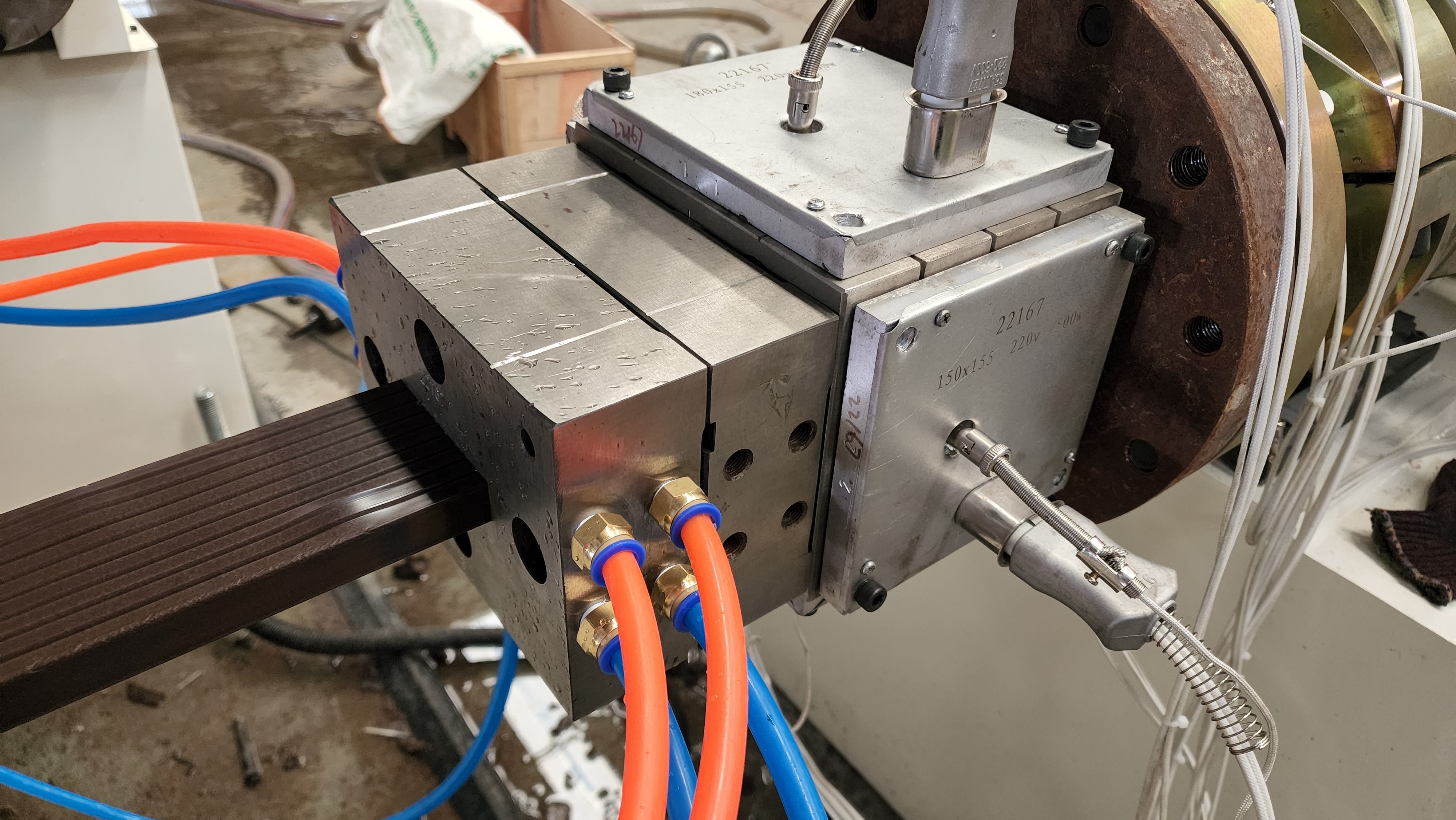  Linha de produ&ccedil;&atilde;o da estrutura da porta WPC