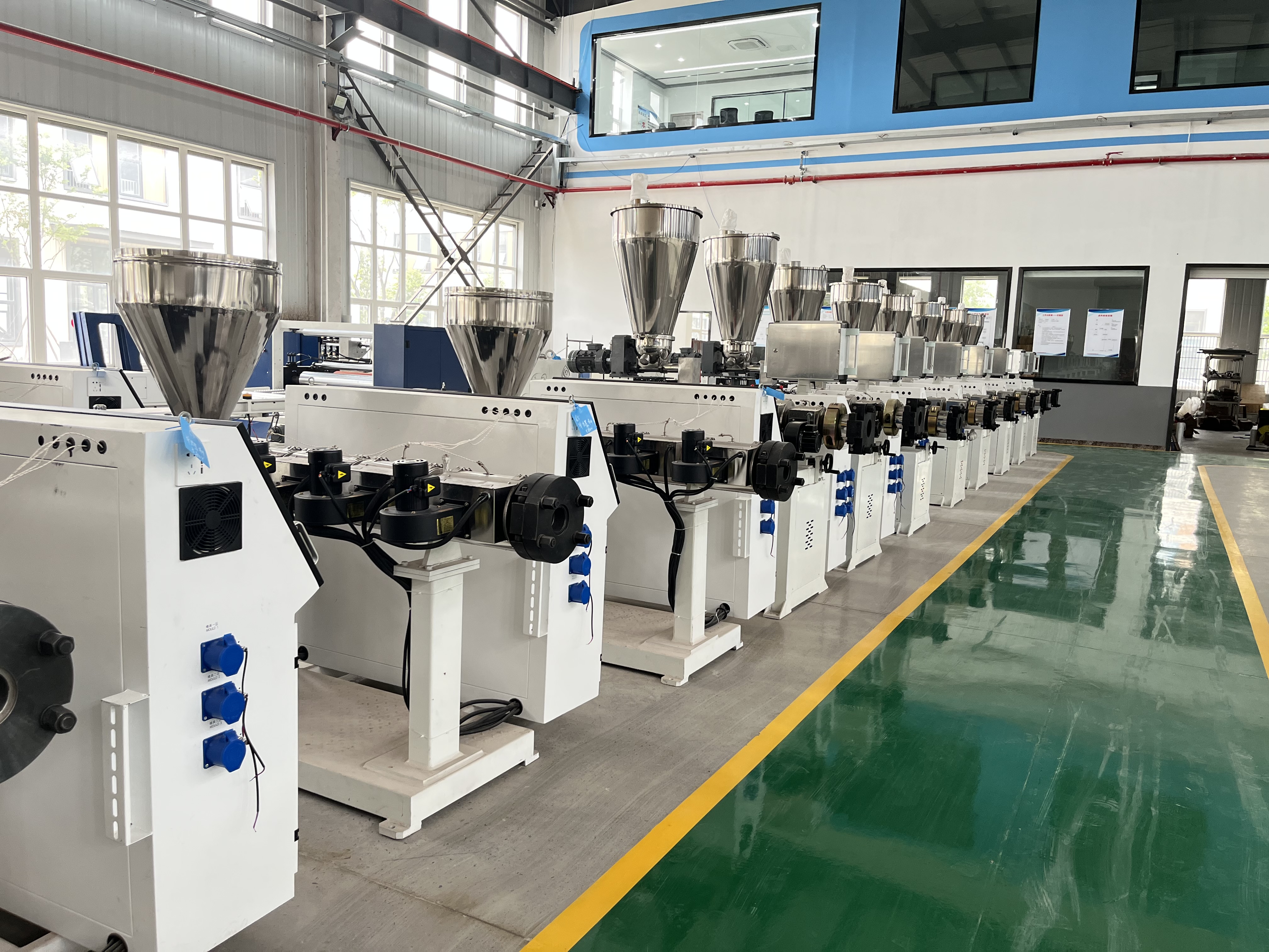 Quais são as características do produto da extrusora de plástico?