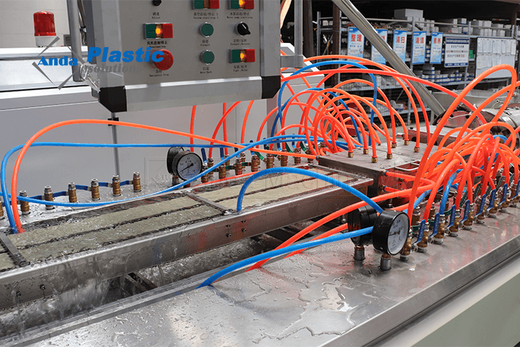 Fabricantes de molduras da porta WPC Fabricantes de molduras WPC Fazendo a máquina da moldura da porta WPC Linha de produção