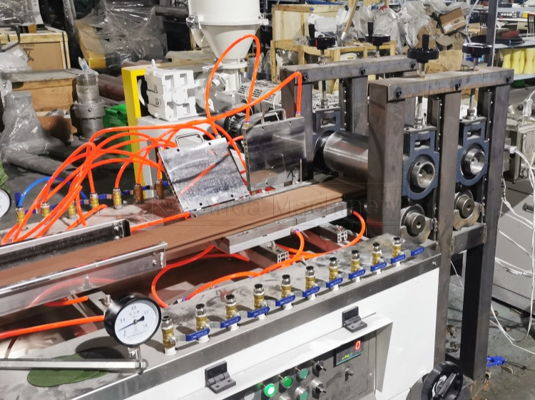 M&aacute;quina de decks WPC, m&aacute;quinas de fabrica&ccedil;&atilde;o WPC, m&aacute;quina de perfil WPC, m&aacute;quina de extrus&atilde;o WPC, m&aacute;quina de fabrica&ccedil;&atilde;o de decks WPC