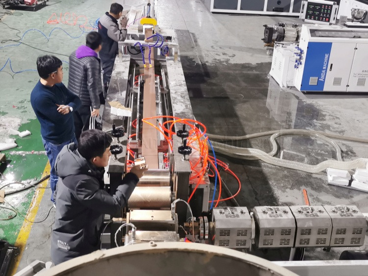 Linha wpc, linha de extrus&atilde;o de perfil wpc 