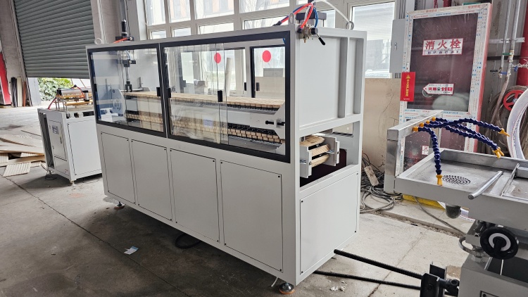 linha de painel de pvc, m&aacute;quina para fabricar painel canelado em pvc, m&aacute;quina para fabricar painel canelado em pvc