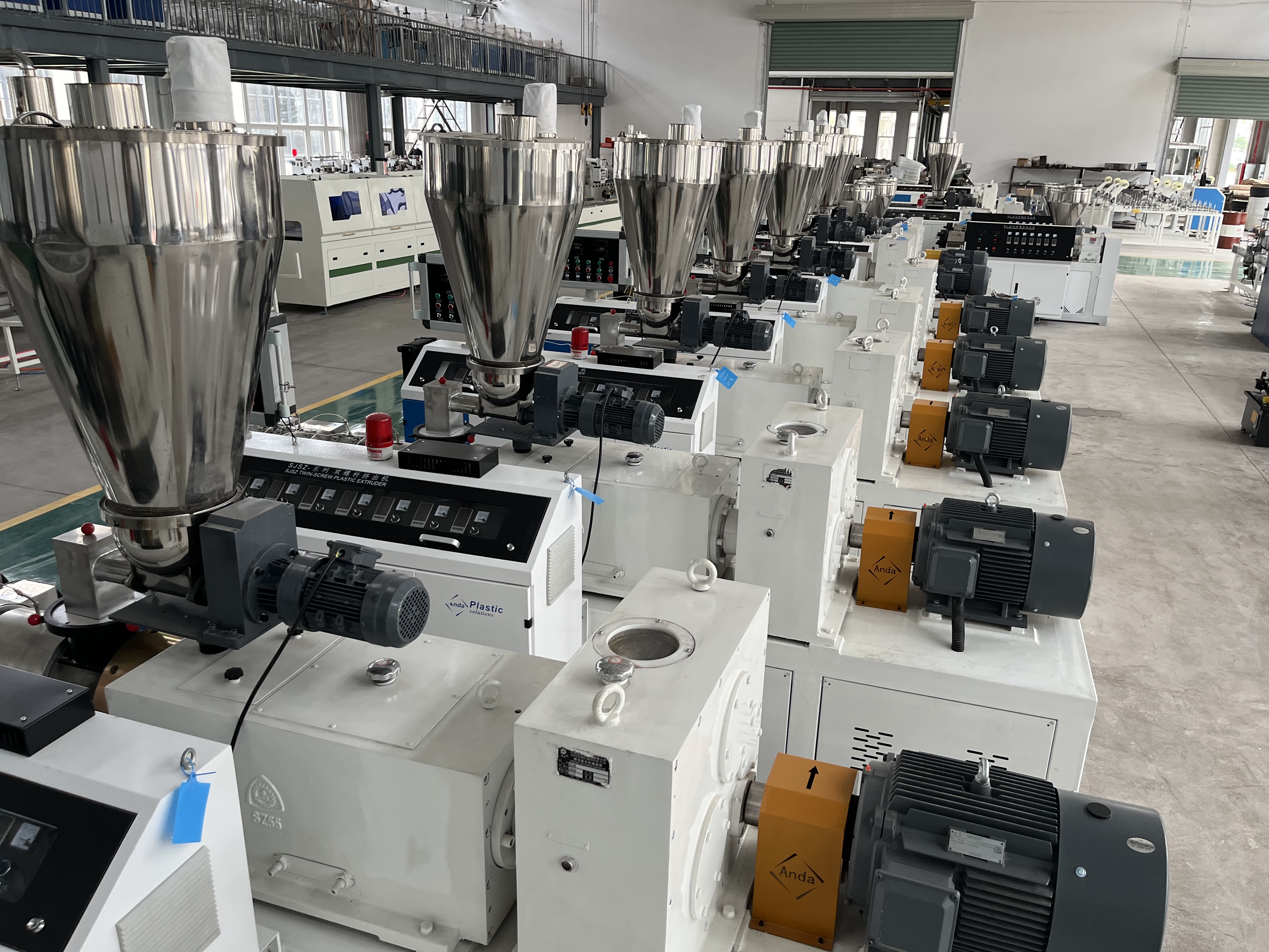 Quais são os principais componentes da extrusora de plástico?