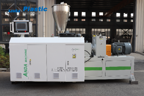 m&aacute;quina extrusora com tela sens&iacute;vel ao toque