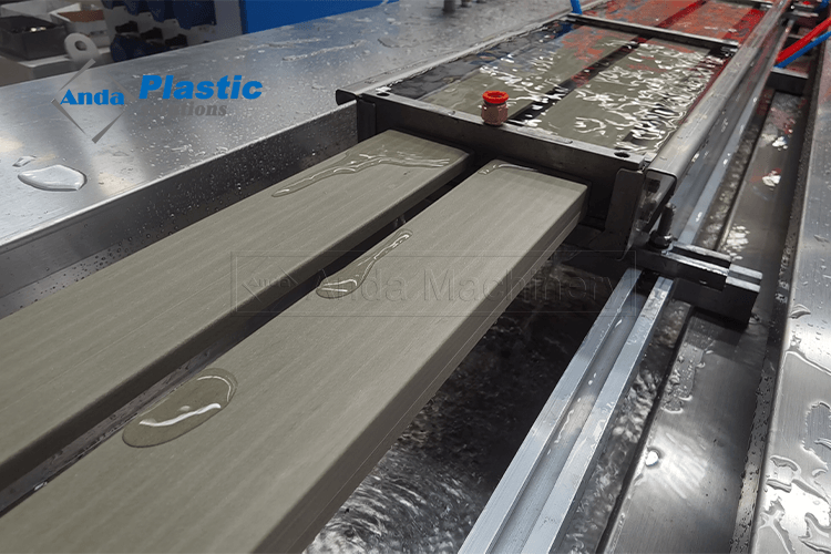 Fabricantes de molduras da porta WPC Fabricantes de molduras WPC Fazendo a máquina da moldura da porta WPC Linha de produção